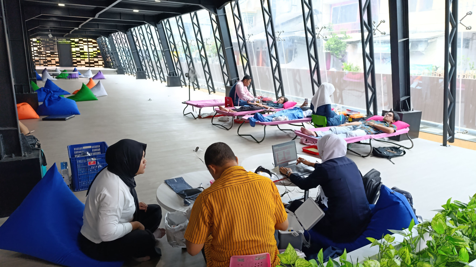 Pelaksanaan donor darah yang berlangsung bersama pihak UDD PMI 